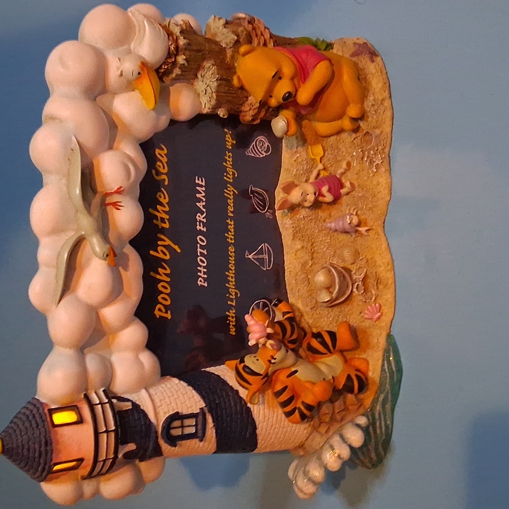 NWT WALT DISNEY "POOH BY THE SEA" FRAME W/LIGHTHOUSE THAT LIGHTS UP BATTERY OP
